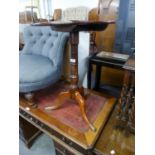 AN ANTIQUE OAK CIRCULAR TILT-TOP TRIPOD OCCASIONAL TABLE, RAISED ON TURNED CENTRAL SUPPORT