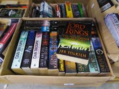 A LARGE QUANTITY OF PAPERBACK BOOKS TO INCLUDE; EXAMPLES FROM DAN BROWN, CATHERINE COOKSON,