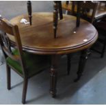 AN EARLY VICTORIAN MAHOGANY CIRCULAR EXTENDING DINING TABLE ON FOUR TURNED AND LOBED TAPERING