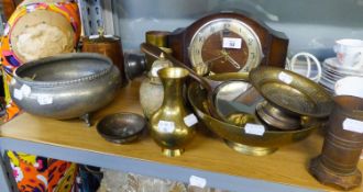 AN OAK CASED MANTEL CLOCK, VARIOUS ITEMS OF BRASSWARES, A LARGE HAMMERED PEWTER BOWL, RAISED ON