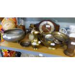 AN OAK CASED MANTEL CLOCK, VARIOUS ITEMS OF BRASSWARES, A LARGE HAMMERED PEWTER BOWL, RAISED ON