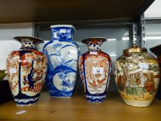 AN EARLY TWENTIETH CENTURY JAPANESE BLUE AND WHITE PORCELAIN VASE, A PAIR OF JAPANESE IMARI VASES