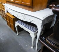 *A MODERN WHITE PAINTED SERPENTINE FRONTED DRESSING TABLE, A TRIPTYCH MIRROR, DRESSING TABLE STOOL