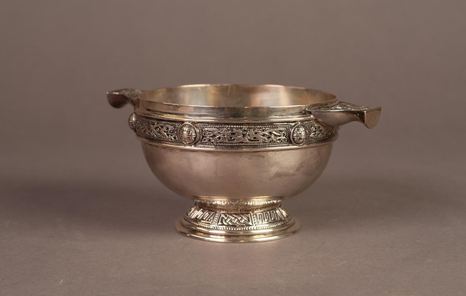 GEORGE V IRISH SILVER QUAICH OF HEAVY GAUGE, Retailed by John Hall & Co, Manchester, of typical form - Image 2 of 4