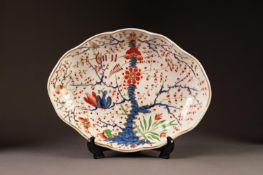 EARLY NINETEENTH CENTURY BLOOR DERBY HAND PAINTED ?IMARI? PORCELAIN OVAL SERVING DISH, of lobated