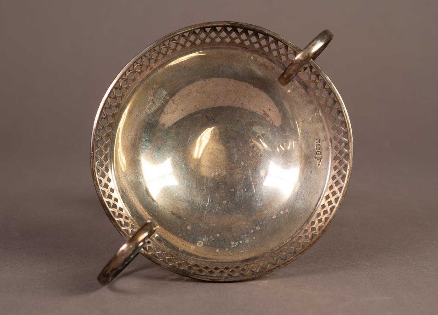 GEORGE V IRISH SILVER QUAICH OF HEAVY GAUGE, Retailed by John Hall & Co, Manchester, of typical form - Image 3 of 4