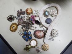 A SMALL COLLECTION OF COSTUME JEWELLERY, MAINLY DECORATIVE BROOCHES ETC.....