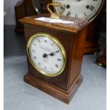 KNIGHT AND GIBBINS, LONDON, BATTERY OPERATED SMALL MANTEL CLOCK IN MAHOGANY CASE WITH BRASS CARRYING