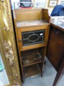 AN EARLY 20TH CENTURY INLAID OAK SMALL OPEN BOOKCASE WITH CUPBOARD HAVING LEAD LIGHT DOOR, 12? WIDE