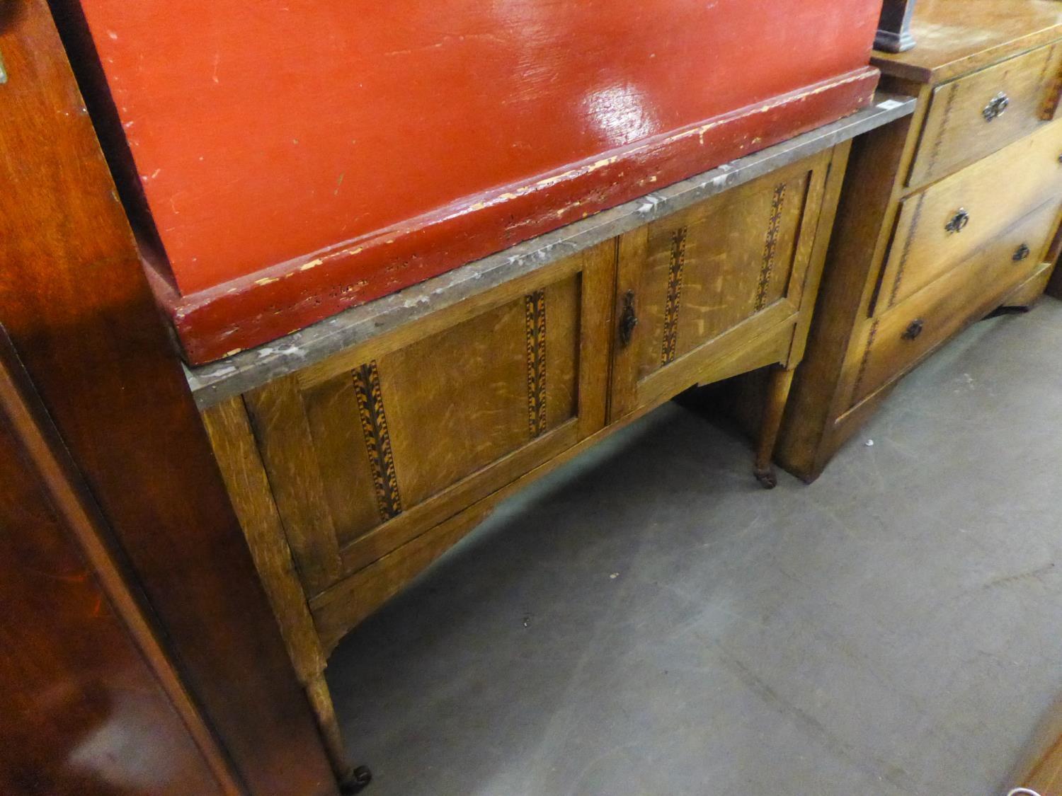 ARTS & CRAFTS INLAID OAK CUPBOARD WASHSTAND, WITH MARBLE TOP AND THE MATCHING CHEST OF TWO SHORT AND