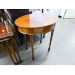 AN EDWARDIAN INLAID MAHOGANY OVAL OCCASIONAL TABLE