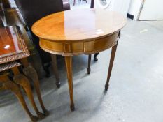 AN EDWARDIAN INLAID MAHOGANY OVAL OCCASIONAL TABLE