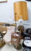 A BRASS VICTORIAN STYLE TWO BRASS TABLE LAMP WITH GLASS SHADES AND A TIFFANY STYLE TABLE LAMP WITH