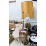 A BRASS VICTORIAN STYLE TWO BRASS TABLE LAMP WITH GLASS SHADES AND A TIFFANY STYLE TABLE LAMP WITH