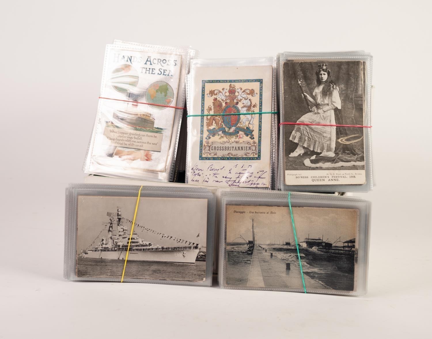 IN EXCESS OF SIX HUNDRED EARLY TWENTIETH CENTURY AND LATER POSTCARDS IN INDIVIDUAL PLASTIC