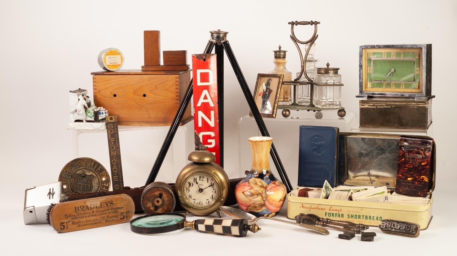MIXED LOT OF MINOR COLLECTABLES, to include: SMALL TIN OF PRINTER?S METAL LETTERS, THREE PIECE CUT