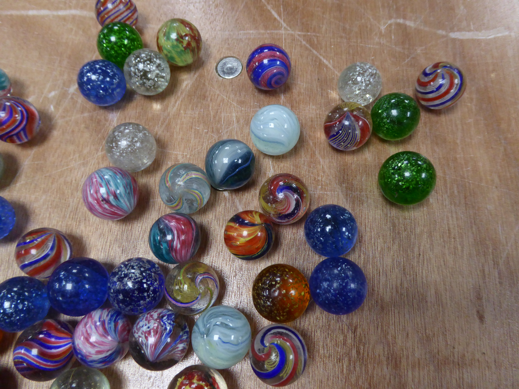 APPROXIMATELY 40 LARGER SIXE PRE-WAR MARBLES with coloured swirl or silver glitter inclusions IN A - Image 7 of 8