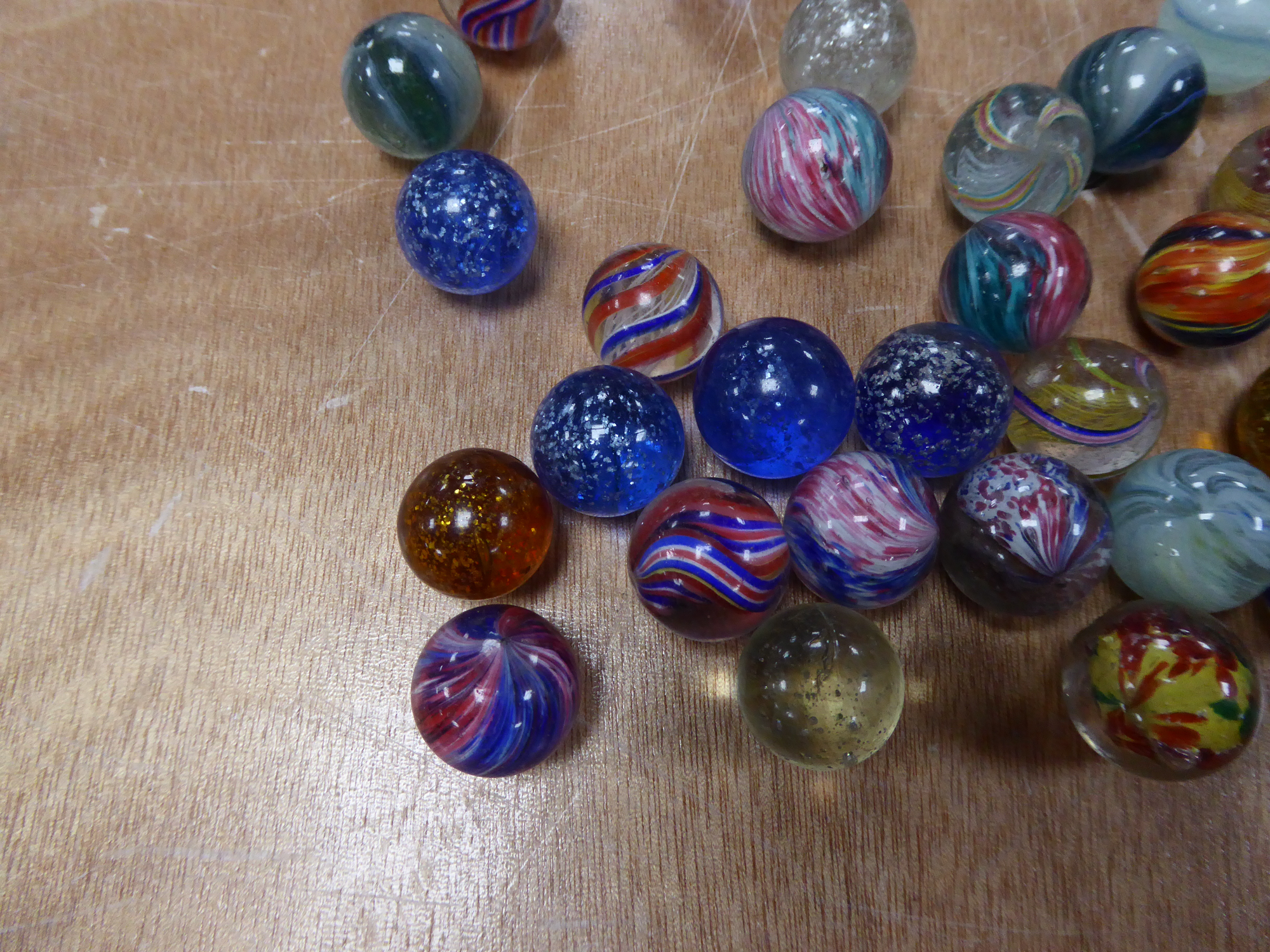 APPROXIMATELY 40 LARGER SIXE PRE-WAR MARBLES with coloured swirl or silver glitter inclusions IN A - Image 8 of 8