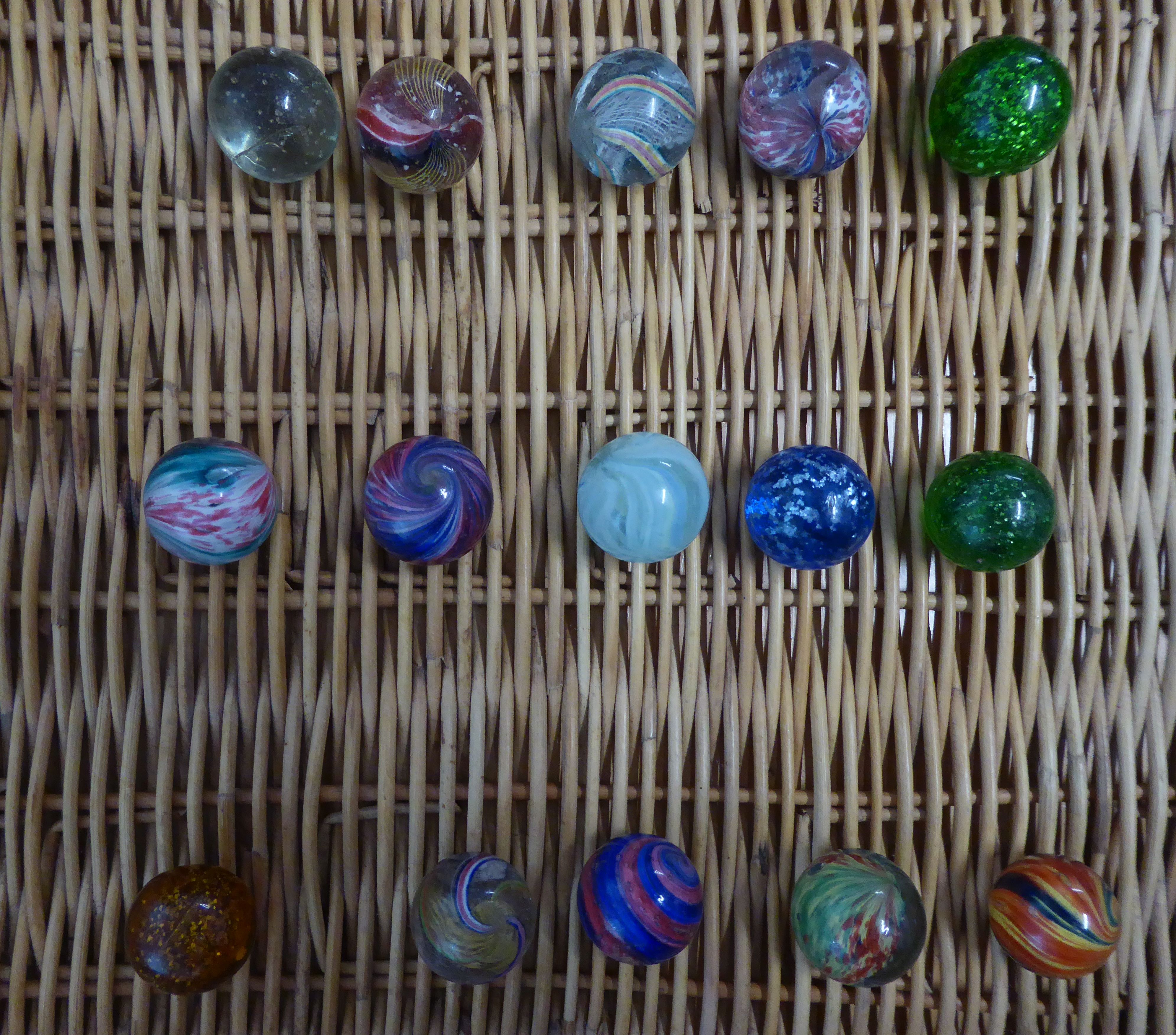 APPROXIMATELY 40 LARGER SIXE PRE-WAR MARBLES with coloured swirl or silver glitter inclusions IN A - Image 4 of 8