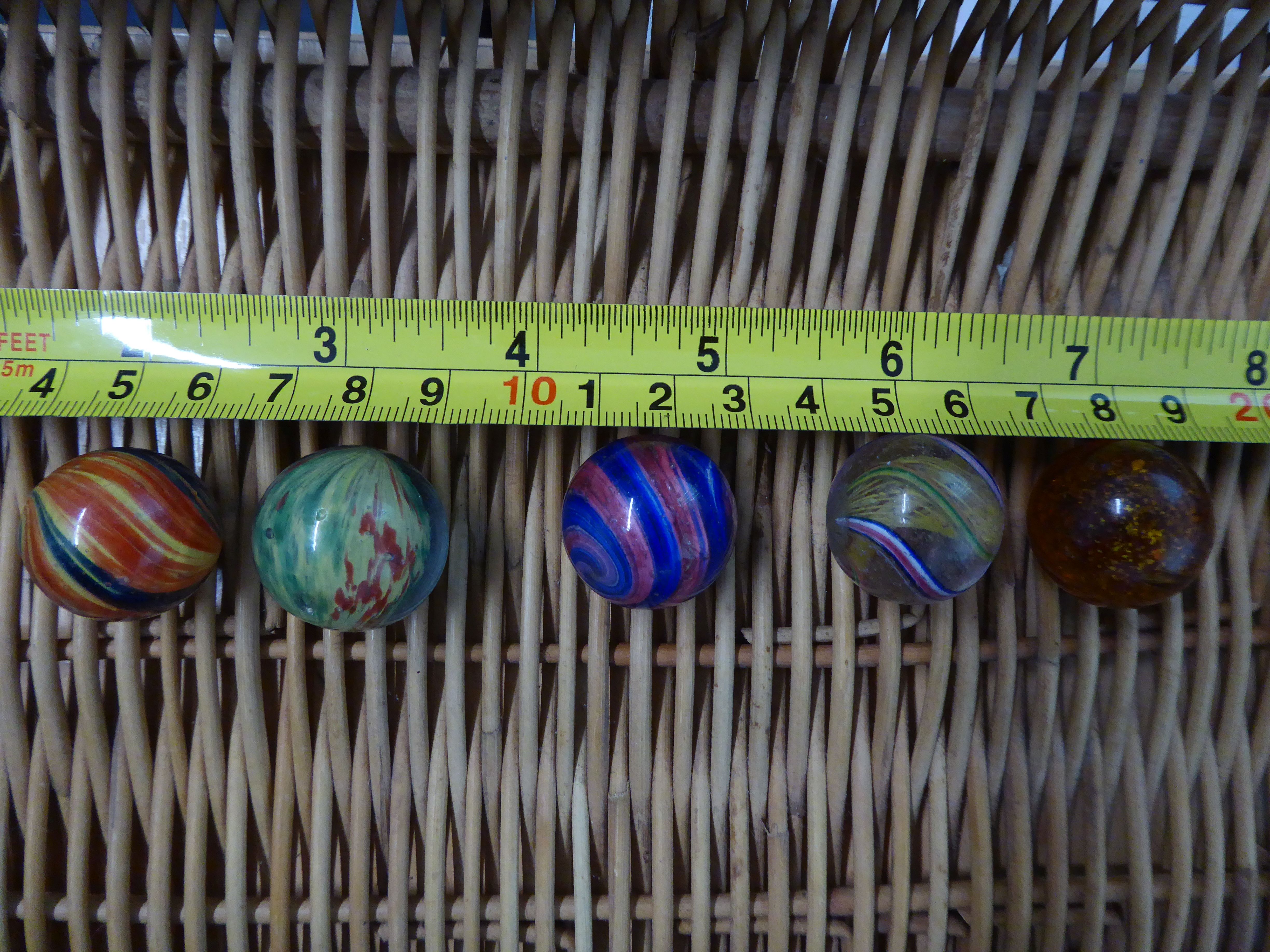 APPROXIMATELY 40 LARGER SIXE PRE-WAR MARBLES with coloured swirl or silver glitter inclusions IN A - Image 3 of 8
