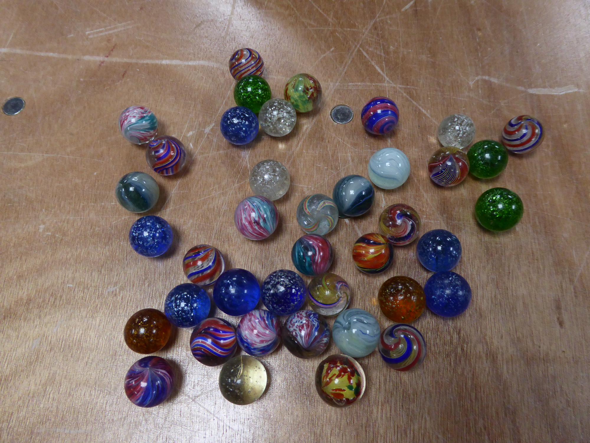 APPROXIMATELY 40 LARGER SIXE PRE-WAR MARBLES with coloured swirl or silver glitter inclusions IN A - Image 6 of 8