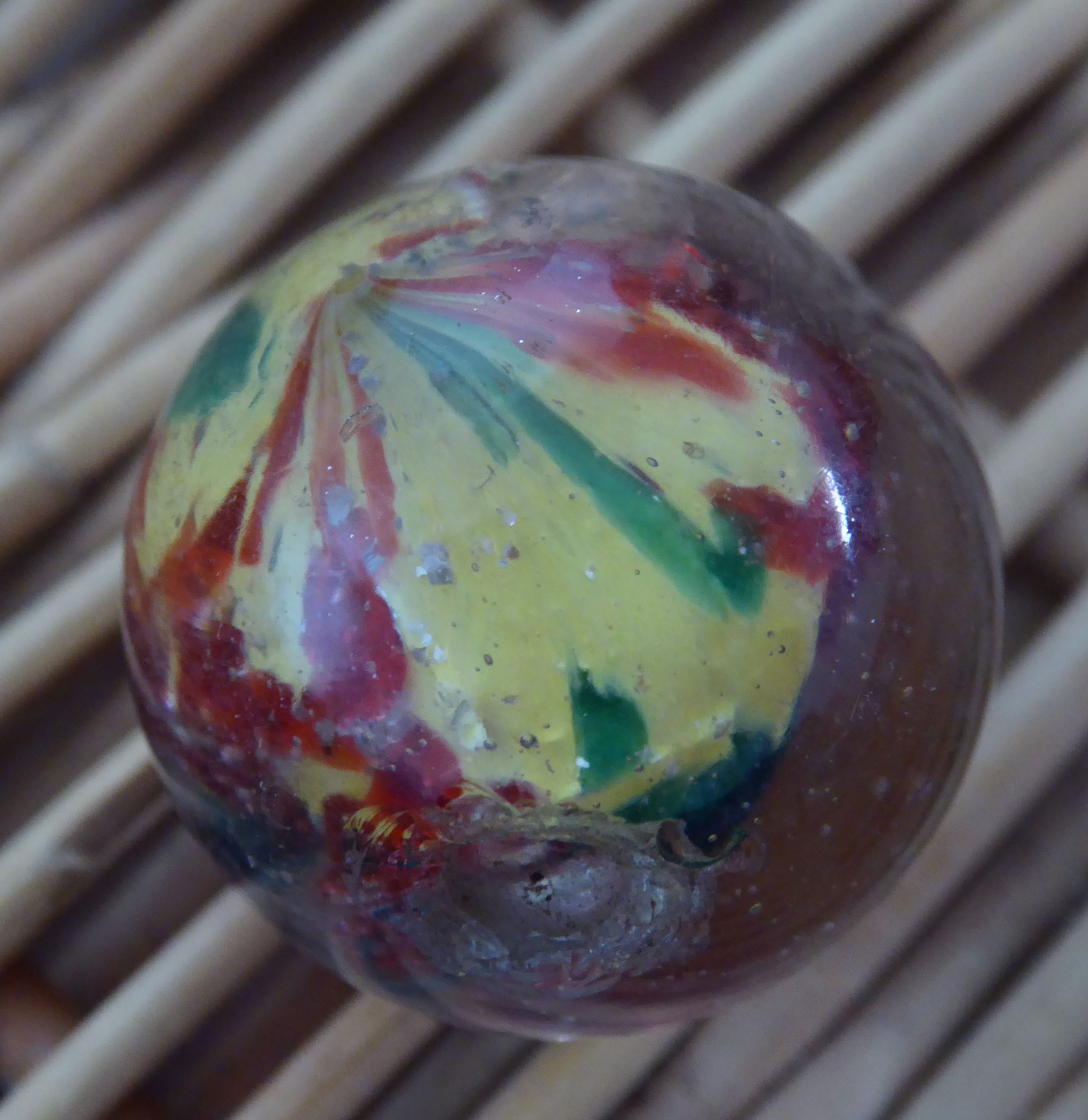 APPROXIMATELY 40 LARGER SIXE PRE-WAR MARBLES with coloured swirl or silver glitter inclusions IN A - Image 5 of 8