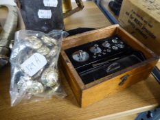 A BOXED SET OF JEWELLERS WEIGHTS AND SET OF ROYAL ENGINEERS 'ER' BUTTONS