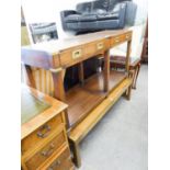 A BRASS CORNERED MAHOGANY COFFEE TABLE, A NEST OF THREE TABLES AND A MAHOGANY TORCHERE/PLANT STAND