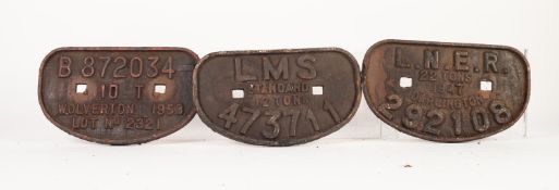 FOUR 'D' SHAPED CAST IRON WAGON PLATES VARIOUS COMPANIES VIZ G.W., L.M.S., S.R. AND L.N.E.R. (1947),