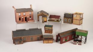 SELECTION OF CARDBOARD AND PLASTIC 'OO' SCALE STATION AND LINESIDE BUILDINGS, many kit built and