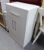 A WHITE HIGH GLOSS FINISH BATHROOM FLOOR CUPBOARD WITH A DRAWER OVER A TWO DOOR CUPBOARD, 1?8? WIDE,