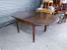 EDWARDIAN MAHOGANY EXTENDING OVAL DINING TABLE ON SQUARE TAPERING LEGS WITH EXTRA LEAF