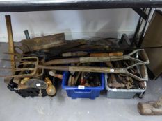 A LARGE QUANTITY OF VARIOUS OLD TOOLS TO INCLUDE; GARDEN FORK, SLEDGE HAMMER, SAWS, SCREW DRIVERS