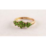 9ct FOLD AND TINY PERIDOT TRIPLE CLUSTER RING set with seven stone centre daisy cluster flanked by