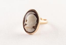 ANTIQUE GOLD AND SHELL CAMEO RING, the collet set oval cameo carved with a helmeted head, 5gms, ring
