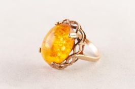 9ct GOLD AND CABOCHON OVAL AMBER RING over a chain pattern surround, 4.2 gms, ring size O/P