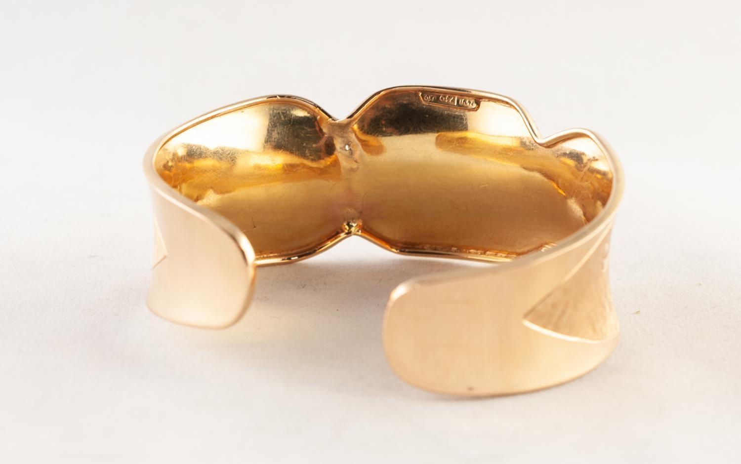 TWO-COLOUR GOLD COLOURED METAL OPEN BANGLE, broad and concave with scolloped borders, the matt - Image 2 of 2