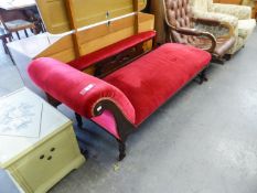 AN EDWARDIAN RED VELVET COVERED CHAISE LONGUE