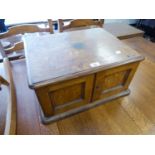 AN OAK TABLE TOP CUTLERY CANTEEN WITH TWO DOORS ENCLOSING THREE FITTED DRAWERS