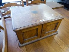 AN OAK TABLE TOP CUTLERY CANTEEN WITH TWO DOORS ENCLOSING THREE FITTED DRAWERS