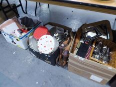 A QUANTITY OF ELECTROPLATE TABLE CUTLERY, KITCHEN KNIVES IN WOODEN BLOCK, A BOX OF VINERS 'STUDIO