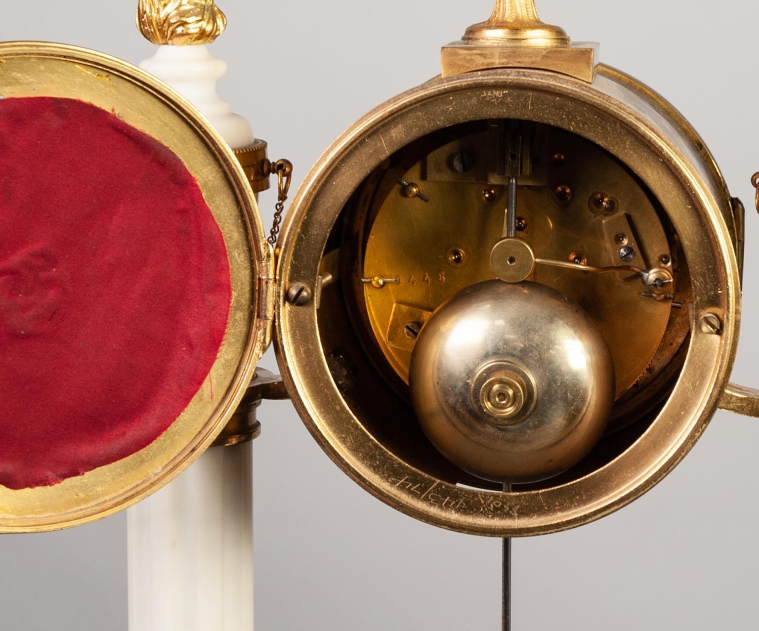 A LATE NINETEENTH/EARLY TWENTIETH CENTURY FRENCH WHITE ALABASTER GILDED BRASS MOUNTED CLOCK - Image 3 of 3