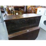 * AN ANTIQUE SMALL OAK BEDDING BOX