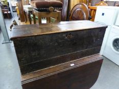 * AN ANTIQUE SMALL OAK BEDDING BOX