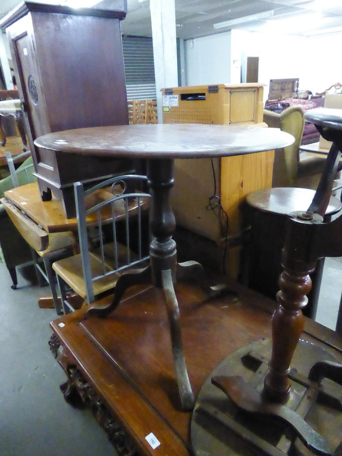 AN EARLY 19TH CENTURY MAHOGANY CIRCULAR SNAP-TOP TRIPOD  TABLE