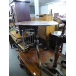 AN EARLY 19TH CENTURY MAHOGANY CIRCULAR SNAP-TOP TRIPOD  TABLE