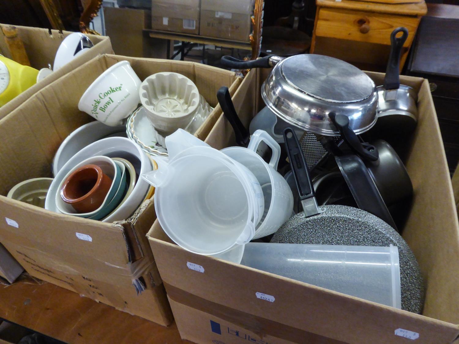 A LARGE QUANTITY OF KITCHEN WARES TO INCLUDE; JELLY MOULDS, PYREX DISHES, GLASS JUGS, PANS, CUTLERY,