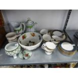 ROYAL DOULTON 'CARYLE' TEA SERVICE FOR EIGHT PERSONS (25 PIECES) AND A DECORATIVE TEAPOT AND