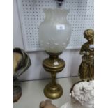 EARLY TWENTIETH CENTURY BRASS TABLE OIL LAMP, WITH REEDED COLUMN AND FROSTED GLASS SHADE WITH