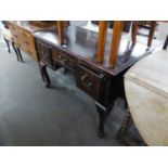 A MAHOGANY KNEEHOLE DESK, HAVING CENTRAL DRAWER FLANKED BY TWO DEEP DRAWERS